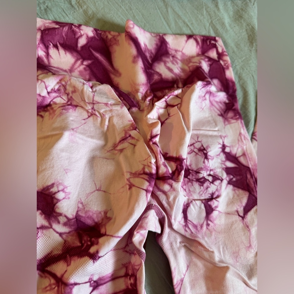 Amazon tie dye scrunch workout leggings.